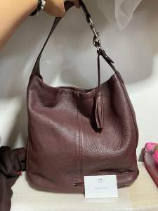 Preloved authentic Avery Pebbled large Leather magnetic closure shoulder bag