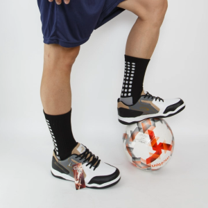 รองเท้าผ้าใบรองเท้าฟุตซอล GIGA (FG424) แถมฟรี! ถุงเท้ากันลื่น ดำพื้นขาว 1 คู่ งานไทยของดีคุ้ม