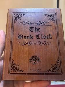 Đồng hồ để bàn gỗ tự nhiên THE BOOK CLOCK  bản kỷ niệm quà tặng dùng trang trí bàn làm việc phòng khách kệ sách. Bản hiếm ít gặp