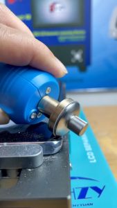 Cục cắt lấy mí màn hình cắt nguyên cây dùng cho máy vệ sinh keo trục nhỏ