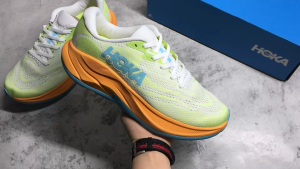 HOKA ONE ONE RINCON 4รองเท้าวิ่งลำลองใส่สบายกันลื่นทนต่อการสึกหรอต่ำสำหรับผู้ชายและผู้หญิงสีเหลืองสีขาวสีส้ม