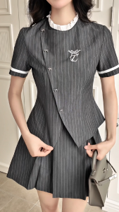 TIINSTORE Áo cổ bèo đáp vạt chéo thêu ngực phối Chân váy xếp ly dáng ngắn điệu đà nữ tính AHN.2505.164 CHN.2505.165