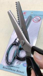 Kéo răng cưa nhọn.