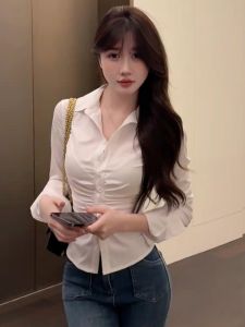 เสื้อเชิ้ตสีขาวสำหรับผู้หญิง ฤดูใบไม้ผลิ 2025 เสื้อเชิ้ตสไตล์ฝรั่งเศสเซ็กซี่ กระโปรงสั้น เสื้อเชิ้ตแขนยาวทรงสลิมฟิต