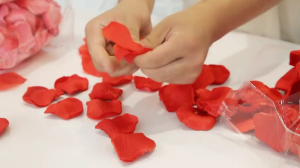 100pcs Wedding Valentine Birthday Decoration Fake Flower Artificial Rose Petals Kelopok Rose 玫瑰花瓣