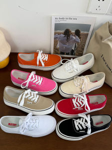 รองเท้าผ้าใบหุ้มข้อต่ำสไตล์เกาหลีสำหรับคู่รัก รองเท้าลำลองแบบสวมหัวกลม พื้นยางสีตัดกัน ทรงแบน ฤดูร้อน 2025