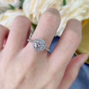 แหวนเพชรโมอีสฝังเพชร 1 กะรัต เงินแท้ ชุบทองคำขาว