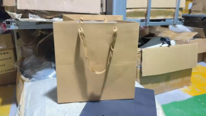 ถุงกระดาษ รุ่นคลาสสิค หูหิ้วผ้าริบบิ้น ด้านเท่า กระดาษคราฟท์หนา สีดำ น้ำตาล พร้อมส่ง