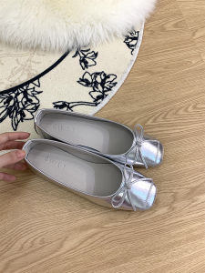 รองเท้าบัลเลต์ส้นแบนหัวเหลี่ยมสีเงินสำหรับผู้หญิง ฤดูใบไม้ผลิและฤดูใบไม้ร่วง รองเท้าแตะผูกโบว์น่ารักสำหรับงานวันเกิดในช่วงฤดูร้อน