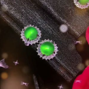 100% หยกแท้ ต่างหูหยกคริสตัลทรงกลม 14 มม | เงินแท้ 925 | หยก Jadelite เกรด | คุณภาพสูงสุด | พร้อมกล่อง