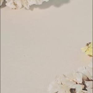 Gemondo ต่างหูทองคำ 9K ประดับมรกต (Emerald) ดอกไม้ 5 กลีบ - เสริมสร้างความน่าเชื่อถือด้วยความงามของทองคำที่ดี