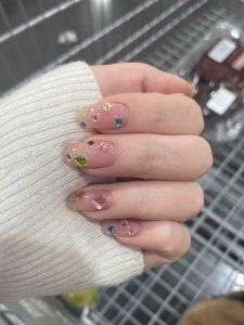 Internet Celebrity Manicure Jewelry: Clean White Nail & Color Mixed Rhinestone