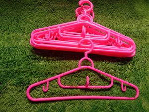 hanger mukena pink dan putih lusinan