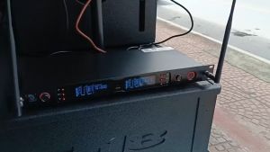 ไมค์ลอยคู่ De acoustic รุ่น KV5000 ไมค์ลอยคู่มือถือ ย่านความถี่ UHF จูนความถี่ ได้ (พร้อม กระเป๋าไมค์ )