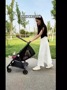 Four-wheeled pocket umbrella stroller for babies ultra-light and easy to fold suitable for travel for children over 6 years old