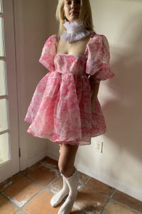 ชุดเดรสกระโปรงทรงฟูพิมพ์ลายดอกกุหลาบสไตล์เจ้าหญิงหวาน แขนสั้น กระโปรงทรงเอ คอเหลี่ยม กระโปรงสั้น ฤดูร้อน 2023