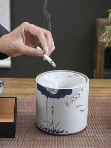 Hand-Painted Ceramic Ashtray with Lid for Office Use Luxury Mens Style Creative Funnel Design Anti-Dust High-End Feeling