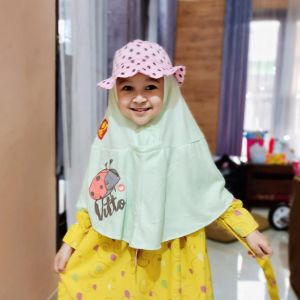 Kerudung Topi Anak Bonus Masker Vitto Kidswear - Jilbab Instant Anak - Bergo Masker - Kerudung Kaos Bonus Bross - Jilbab Instant Anak - Jilbab Cadar Anak Free Bucket Hat Lucu - Jilbab Instan Anak Perempuan Terbaru Jilbab Vitto