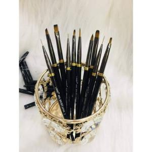 เพชรพู่กันชุดนึงมี 10 อันทำจากขนมิ้ง