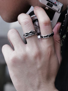 Dark Wave ชุดแหวนแฟชั่นไทเทเนียมเหล็ก < Ne1> แหวนไม่สม่ําเสมอ < Ne2> คู่สไตล์ Liquid Wave แหวนแฟชั่นยอดนิยมเครื่องประดับ