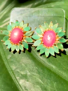 KJ1525 ต่างหูทับทิมกินบ่อเซี่ยงสตาร์เหลือบ 5 กะรัต ล้อมมรกต ดีไซน์ดอกไม้ แป้นเสียบติดหู