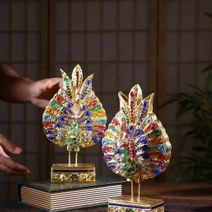 คลินิก นกยูง รูปปั้น ปิดทองติดกระจก แผ่นนกยูง ของถวายพระ ของตกแต่ง บ้าน น้ำมันไม้แกะ นกยูง