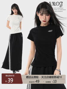 Retro American สีดำ แขนสั้น สลิมฟิต เสื้อยืดมินิสําหรับผู้หญิง ฤดูร้อน เผ็ด เด็กผู้หญิง ดีไซน์ Sensation Online Exclusive Fashion เสื้อท่อนบน