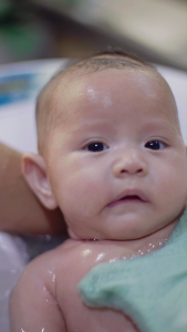 Cussons Baby Newborn Box Premium Gift Pack 6 in 1 Set - Paket Hadiah Kado untuk Bayi Baru Lahir Hampers Bayi untuk Perawatan Lengkap Lotion Baby Cream Hair & Body Wash Wipes Neck Bottle