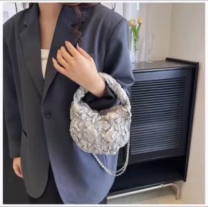 BNG Soft Bag กระเป๋าโฮโบ สะพายข้าง ผู้หญิง ก้อนเมฆ สไตล์เกาหลี Metalic สายโซ่ (F24107)