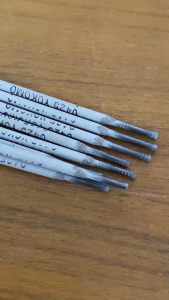 Yokomo ลวดเชื่อมไฟฟ้า ขนาด 2.6 3.2 มม งานก่อสร้าง โครงสร้างเหล็ก ซ่อมแซม โลหะให้หลอมรวมเป็นชิ้นเดียวกัน แข็งแรง ทนทานST