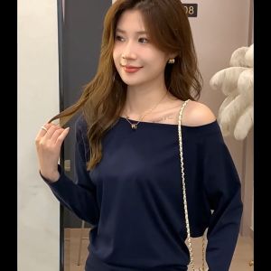 เสื้อยืดแขนยาวแบบเปิดไหล่ดีไซน์ใหม่สำหรับต้นฤดูใบไม้ผลิและฤดูใบไม้ร่วงเสื้อตัวในผู้หญิงเสื้อตัวในทรงสูงทรงหลวมใส่ด้านนอกได้