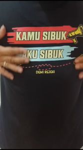 BAJU KAOS DISTRO KAMU SIBUK NGOMONGIN ORANG AKU SIBUK CARI UANG