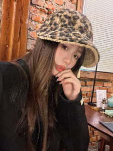 หมวกตกปลาลายเสือดาวหนาป้องกันลมสำหรับผู้หญิง หมวกทรงปากเป็ดแบบลำลอง หมวกฤดูใบไม้ร่วงและฤดูหนาว หมวกทรงกลม โพลีเอสเตอร์