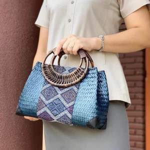 กระเป๋ากระจูดสาน ขนาดกว้าง12นิ้ว สูง8นิ้ว บุผ้าฝ้ายและมีซิป กระเป๋าแฮนด์เมด ของฝากของขวัญ ตะกร้าสาน กระเช้าสาน