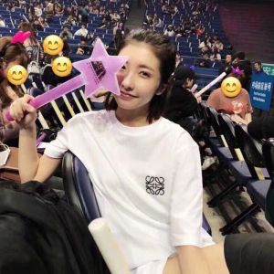 สไตล์เกาหลี โอเวอร์ไซส์ เสื้อยืดแขนสั้นปักลายแขนยาวผู้ชายผู้หญิงคลาสสิก สีขาว บริสุทธิ์ ผ้าฝ้าย เสื้อคู่ดาวอินเทอร์เน็ตสีแดง