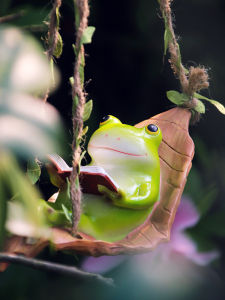 Cute Cartoon Frog Decoration Balcony Courtyard Kindergarten Decorations Lovely Animal Reading Swinging on Tree Wall Hanging Resin Craft