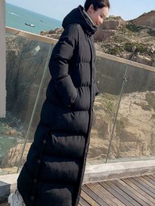 เสื้อแจ็คเก็ตผ้าฝ้ายยาวถึงข้อเท้าสำหรับผู้หญิง ฤดูหนาวปี 2024 เสื้อคลุมกันหนาวแบบใหม่ ขนเป็ด ขนสัตว์ แขนยาว ปกหมวกถอดได้ ปกติ