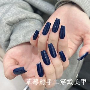 เล็บแต่งตัวสีน้ำเงินเข้มใสสำหรับผู้หญิง สไตล์สาวฮอต ผลิตจากมือ ฝังใน เทปติดเล็บ ด้านบนเป็นแผ่นโลหะผสม