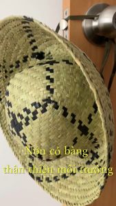 Nón mũ cỏ bàng đan lát thủ công freesize  thân thiện môi trườngphù hợp với các buổi đi chơi dã ngoại .chụp hình rất đẹp ngoài ra còn che nắng mưa..Các sợi cói được đan đều tạo nên các khoảng hở nhỏ đều nhau