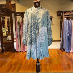 Uzma Tunik by Dian Pelangi LIMITED EDITION Blouse Baju Atasan Kemeja Blus Outfit OOTD Kerja Kantor Casual Formal Pesta Pernikahan Kondangan Lebaran Wanita Hijaber Cantik Anggun Modis Modern Simple Elegan Mewah Model Korea Terbaru Motif Batik Kekinian