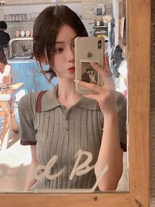 Áo Thun Cổ Polo Tay Ngắn Màu Xám Ôm Vừa Vặn Cho Nữ Mùa Hè 2025 Áo Thun Lụa Băng Ngắn Dáng Ôm Cho Nữ