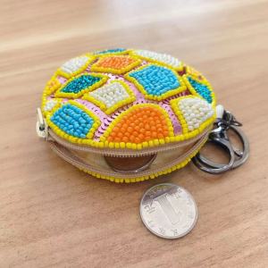 กระเป๋าใส่เหรียญรูปฟุตบอลลายดอกกุหลาบสีสันสดใสขนาดเล็ก เครื่องประดับสุดน่ารักสำหรับนักเรียน กระเป๋าใส่เหรียญแบบหนีบ กระเป๋าใส่เหรียญแบบแขวนกุญแจ