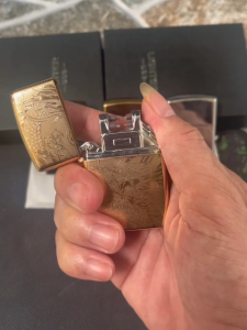 bật lửa điện sạc pin-kiểu dáng ziposự kết hợp giữa cổ điển và hiện đai[ nhiều màu sắc].