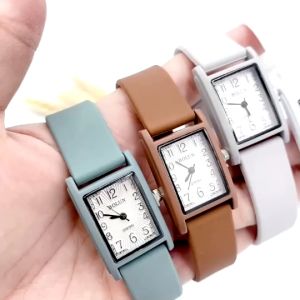 นาฬิกาผู้หญิง สายซิลิโคลนนิ่มมาก ใส่สบาย สวยงาม เวลาชัดเจน ทันสมัย ไม่ตกเทรน พร้อมซองซิปสวยๆ