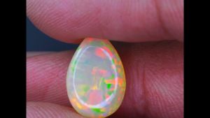 อัญมณี Welo Rainbow Play Opal Honey Comb ขนาด 5.55 กะรัต จากเอธิโอเปีย