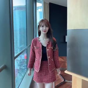 TQTZ29 ฤดูใบไม้ผลิแสงหรูหราสาวทวีสีแดงพรีเมี่ยมเดทฝรั่งเศสอารมณ์กลิ่นเล็ก ๆ น้อย ๆ ด้านบน + กระโปรงสั้นชุด 2 ชิ้น