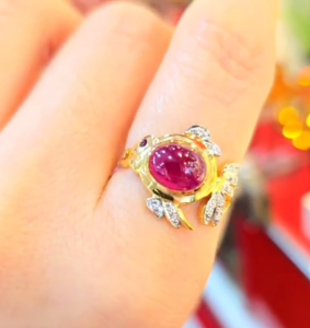 แหวนพลอยทับทิมหลังเบี้ย ประดับเพชรสวิส ตัวเรือนทองคำแท้ 90% แหวนดีไซน์ปลาทอง ขนาดแหวน 53 ปลาทองเสริมดวงด้านการเงิน