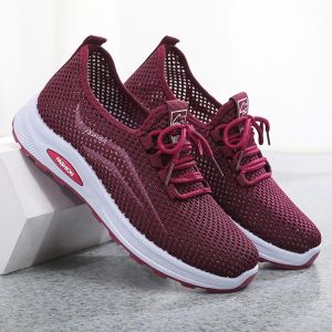 รองเท้าผ้าปักสไตล์ปักกิ่งโบราณสำหรับผู้หญิง รองเท้าลำลองพื้นแบนระบายอากาศได้ดี สวมใส่สบาย รองเท้าผ้าปักกิ่งสำหรับคุณแม่