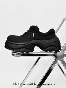 รองเท้าพ่อสีดําสําหรับผู้ชายลําลองเยาวชนหนังไมโครไฟเบอร์อินเทรนด์ด้านบนพร้อมเชือกผูกและพื้นรองเท้ายางโฟมสําหรับฤดูใบไม้ร่วงฤดูใบไม้ผลิ