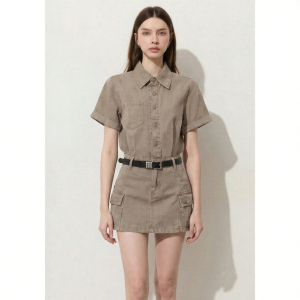 D-PLAY | Đầm Denim Màu Khaki Duyên Dáng Cổ Trụ
